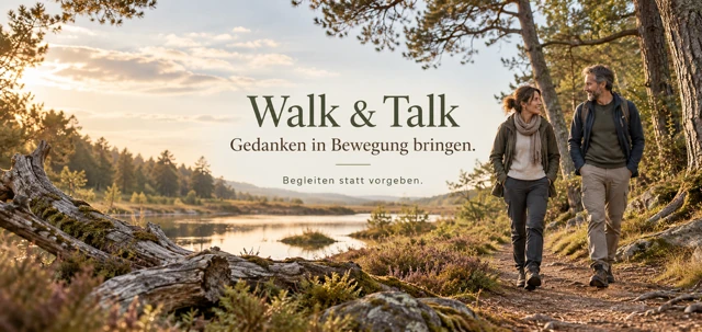 Zwei Menschen gehen gemeinsam auf einem Waldweg am Wasser. Bildtext: Walk & Talk – Gedanken in Bewegung bringen. Begleiten statt vorgeben.